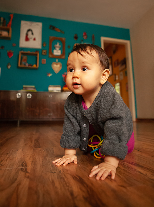 Bebê engatinhando
