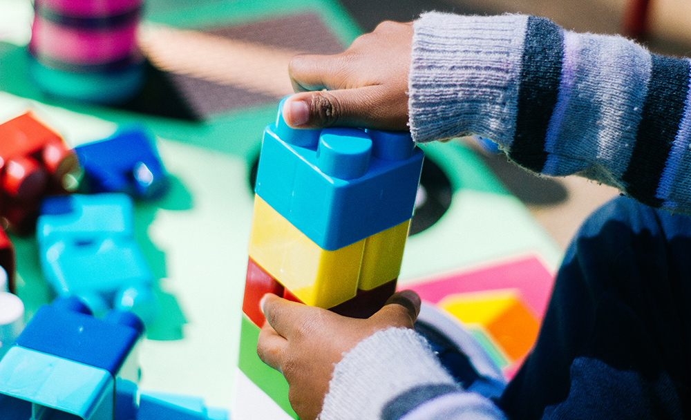 Criança brincando com blocos de montar