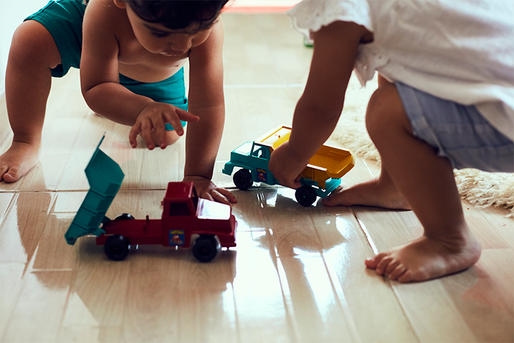 Crianças pequenas brincando com carrinhos
