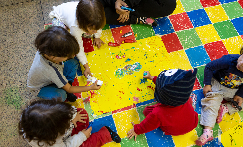 Crianças da pré-escola fazendo atividades em grupo